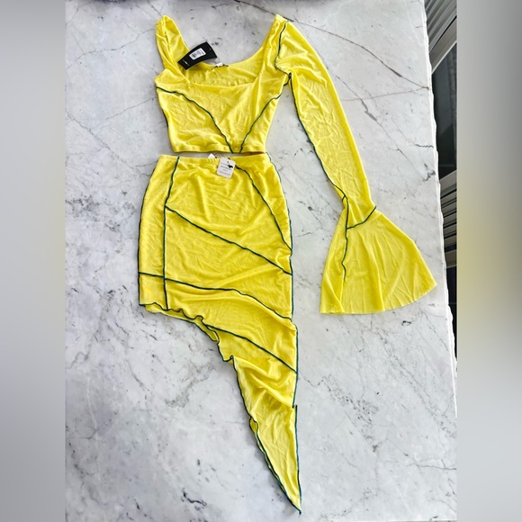 Elegant Yellow Skirt with Blue Trim - Picture 3 of 4